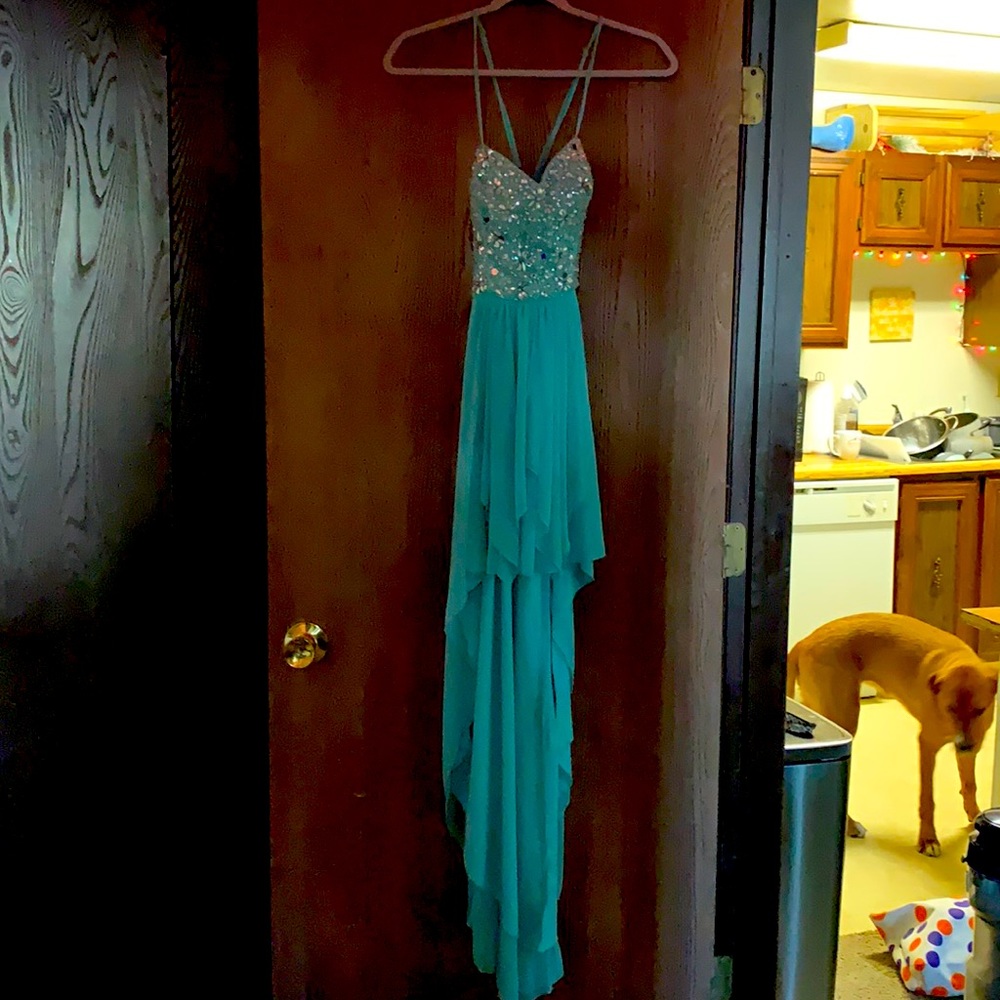Prom dress teal with silver jewelry. B.smart is the brand and 8-9 is the size.